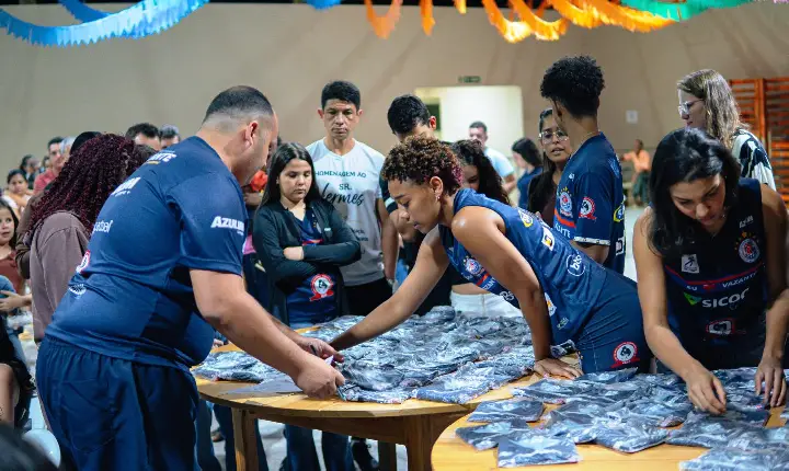 ACADEMIA DO VÔLEI DE VAZANTE ENTREGA NOVOS UNIFORMES AOS ATLETAS