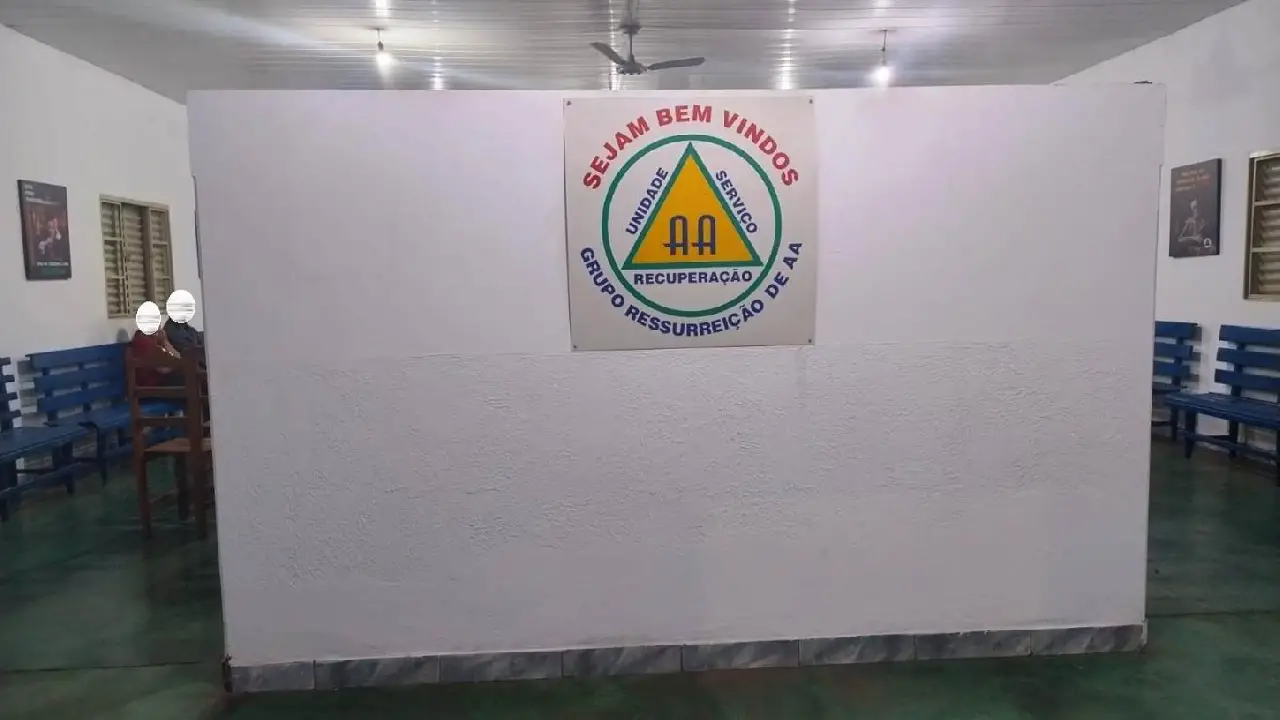 ALCOÓLICOS ANÔNIMOS DE VAZANTE TROCAM FICHAS DE MEMBROS COM DÉCADAS DE ABSTINÊNCIA