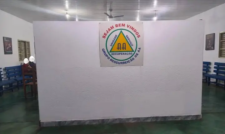 ALCOÓLICOS ANÔNIMOS DE VAZANTE TROCAM FICHAS DE MEMBROS COM DÉCADAS DE ABSTINÊNCIA