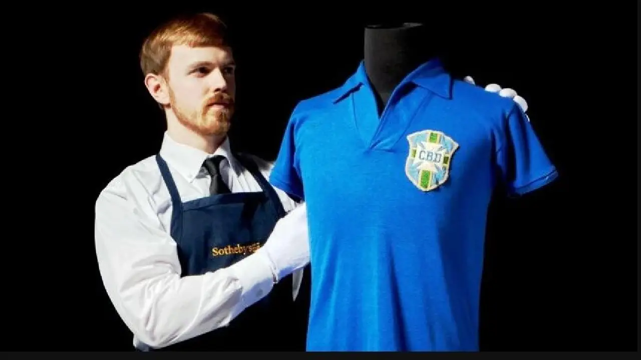 CAMISA USADA POR PELÉ NA FINAL DA COPA DE 1958 É VENDIDA POR R$ 26,7 MILHÕES EM LEILÃO