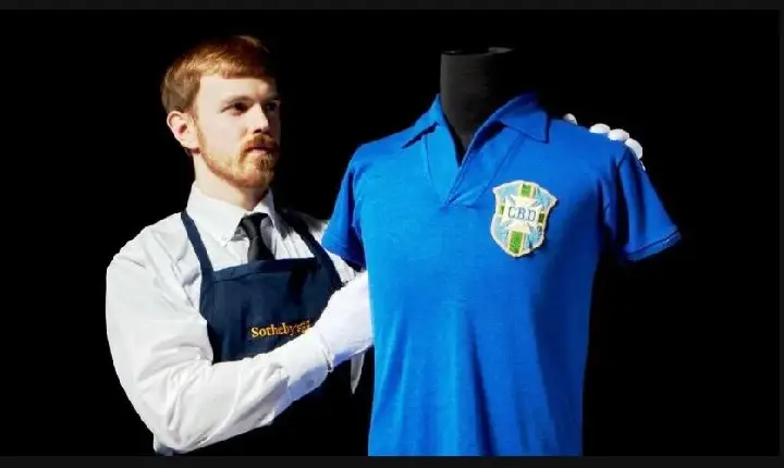 CAMISA USADA POR PELÉ NA FINAL DA COPA DE 1958 É VENDIDA POR R$ 26,7 MILHÕES EM LEILÃO