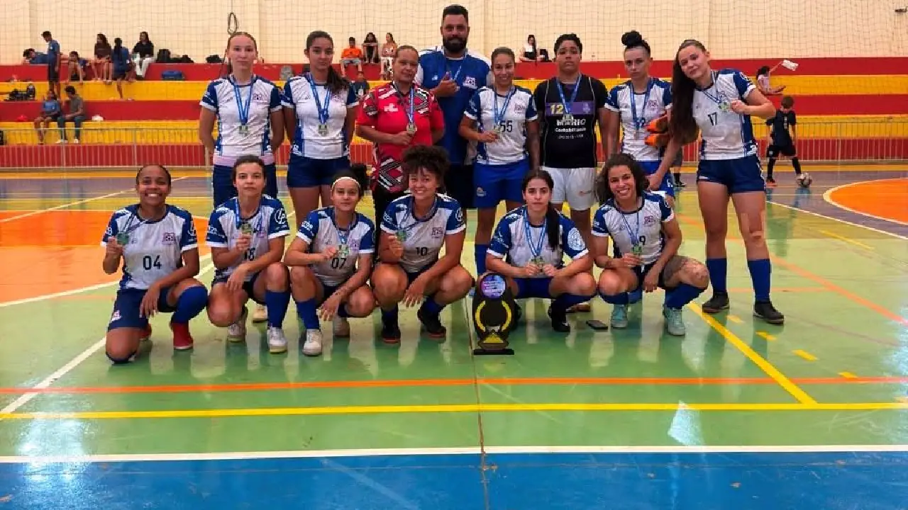 CAMPEONATO DE FUTSAL FEMININO REÚNE 10 CIDADES E MAIS DE 120 ATLETAS EM VAZANTE