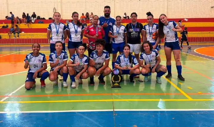 CAMPEONATO DE FUTSAL FEMININO REÚNE 10 CIDADES E MAIS DE 120 ATLETAS EM VAZANTE
