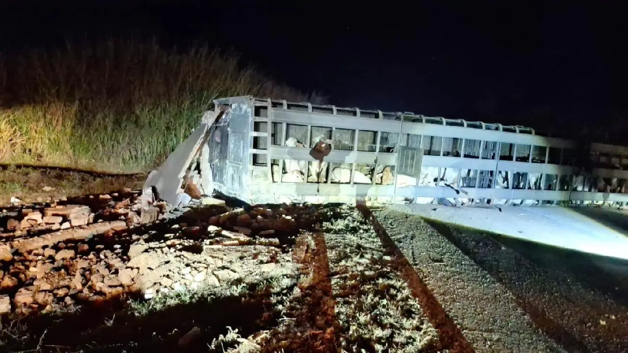 CARRETA BOIADEIRA TOMBA, BATE EM GUARITA E DEIXA HOMEM SOTERRADO NA BR-365