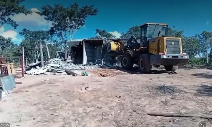 CASAS DE SEM-TERRA SÃO DERRUBADAS COM USO DE MÁQUINA EM PRESIDENTE OLEGÁRIO