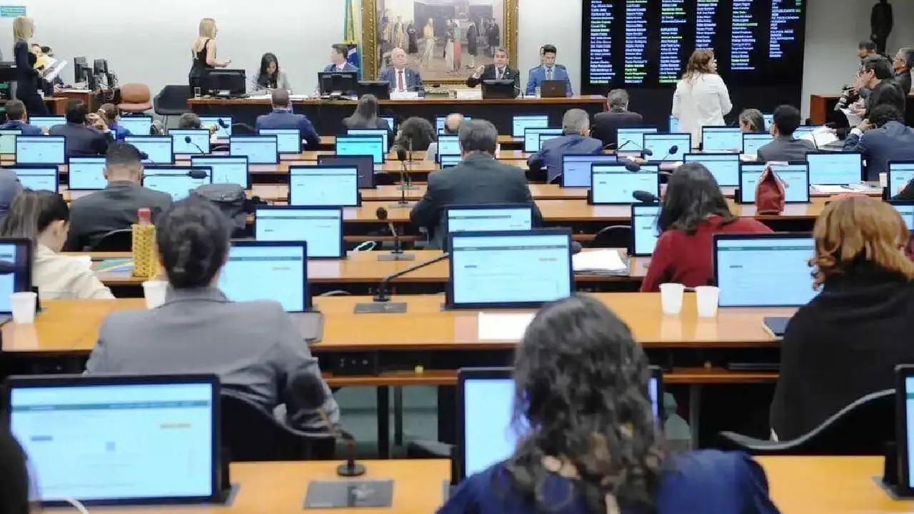 COMISSÃO DA CÂMARA ADIA VOTAÇÃO DE PROJETOS PARA REDUÇÃO DA JORNADA DE TRABALHO