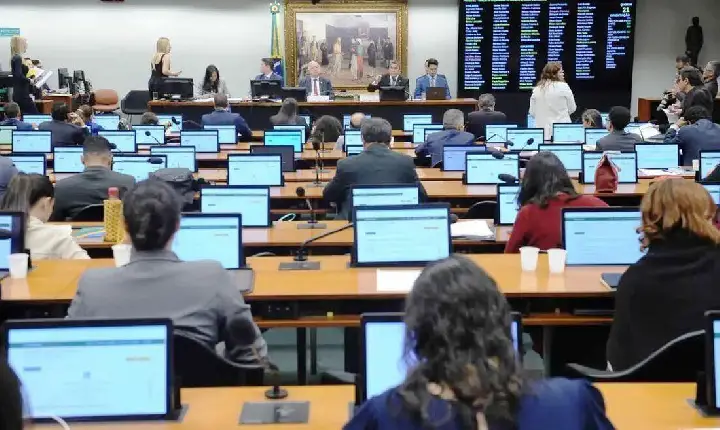 COMISSÃO DA CÂMARA ADIA VOTAÇÃO DE PROJETOS PARA REDUÇÃO DA JORNADA DE TRABALHO