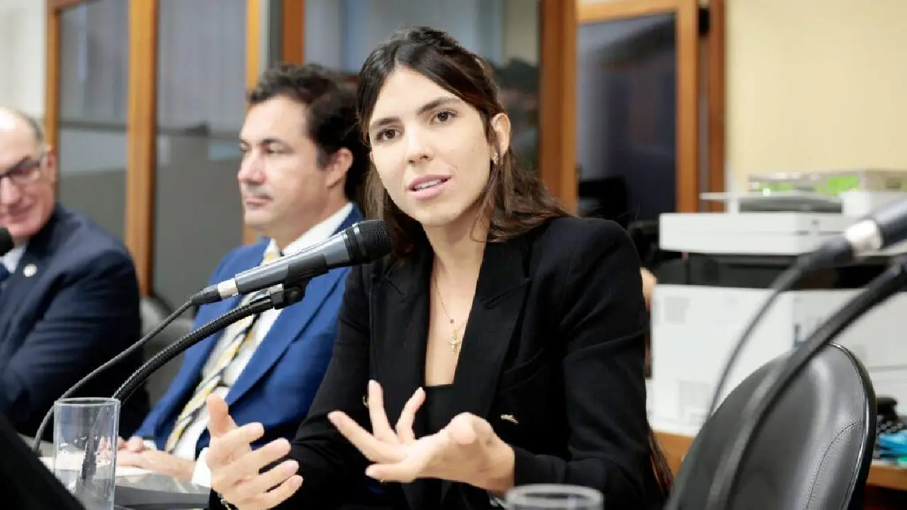 DEPUTADA ANUNCIA PUBLICAÇÃO DE EDITAL PARA O ASFALTAMENTO DA LMC-706