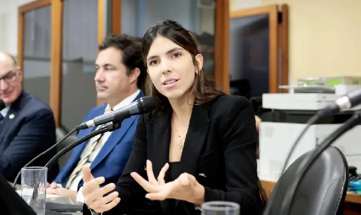DEPUTADA ANUNCIA PUBLICAÇÃO DE EDITAL PARA O ASFALTAMENTO DA LMC-706