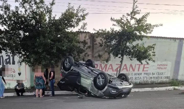 DESRESPEITO A PARADA OBRIGATÓRIA CAUSA ACIDENTE COM CAPOTAMENTO EM VAZANTE