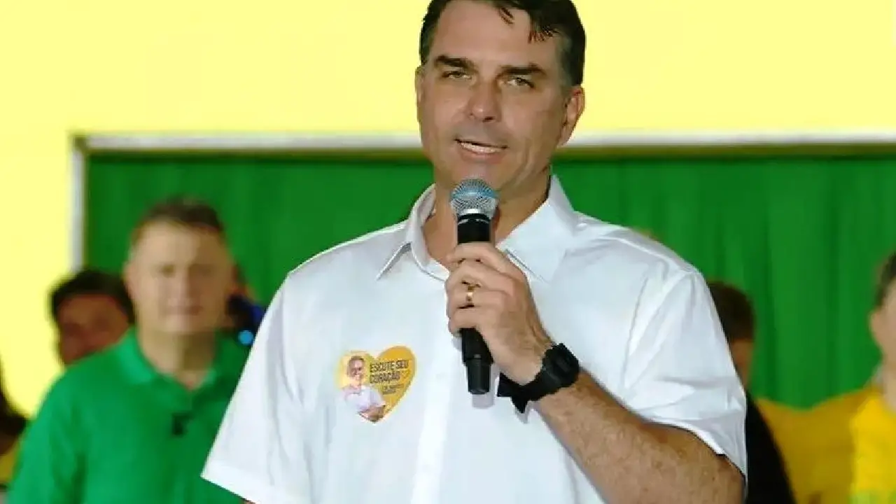 FLÁVIO BOLSONARO APARECE FILIADO AO PARTIDO MISSÃO E NÃO CONSEGUE REGISTRAR CANDIDATURA PELO PL