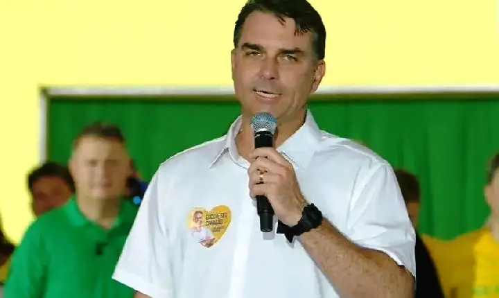 FLÁVIO BOLSONARO APARECE FILIADO AO PARTIDO MISSÃO E NÃO CONSEGUE REGISTRAR CANDIDATURA PELO PL