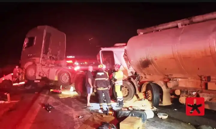 GESTANTE MORRE EM ACIDENTE ENVOLVENDO QUATRO CARRETAS NA BR-365