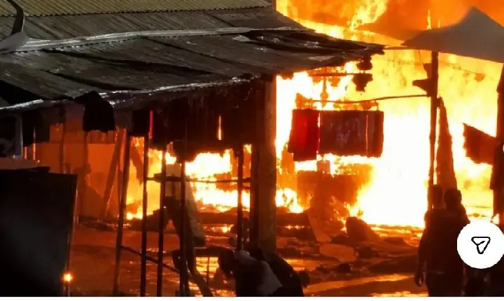 INCÊNDIO ATINGE TRÊS BARRACAS E RESULTA EM PREJUÍZOS PARA COMERCIANTES EM ROMARIA