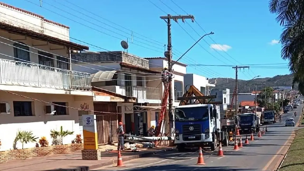MANUTENÇÃO DE REDE ELÉTRICA DEIXA BAIRRO SEM ENERGIA EM VAZANTE
