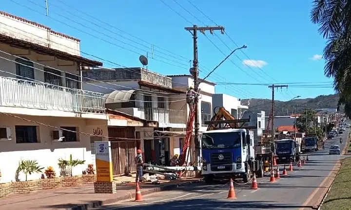 MANUTENÇÃO DE REDE ELÉTRICA DEIXA BAIRRO SEM ENERGIA EM VAZANTE