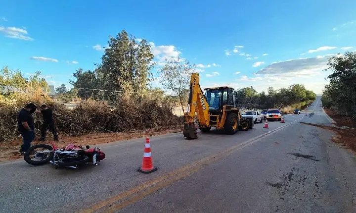 MOTO INVADE ÁREA ISOLADA DA MG-188 E BATE EM RETROESCAVADEIRA EM COROMANDEL
