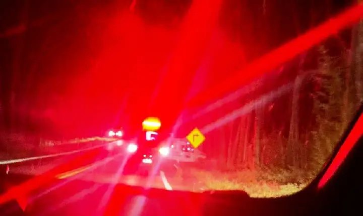 MOTORISTA É SOCORRIDO APÓS CARRO SAIR DA PISTA E COLIDIR CONTRA EUCALIPTO ÀS MARGENS DA MGC-354
