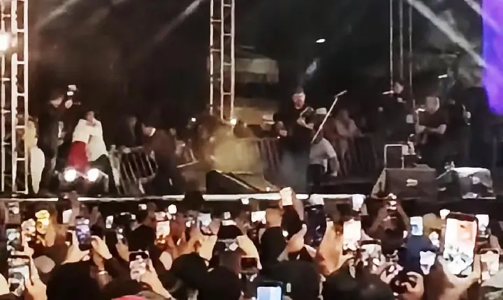 PARTE DO PALCO CAI DURANTE SHOW DE AMADO BATISTA EM FESTA DE SÃO JOÃO NA BAHIA