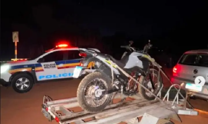 PM DE VAZANTE RECUPERA MOTOCICLETA FURTADA ESCONDIDA EM MATA NA ZONA RURAL