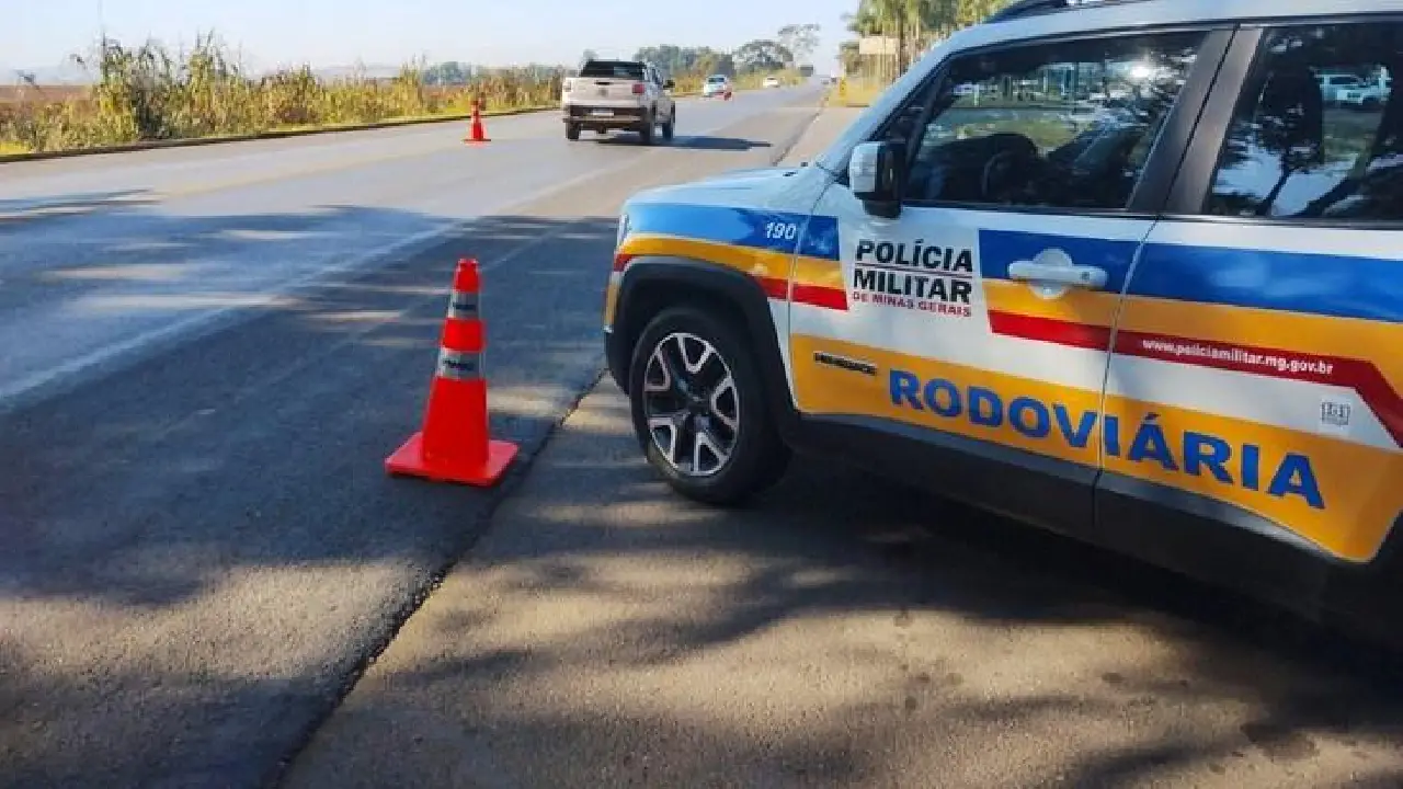 POLÍCIA RODOVIÁRIA DE VAZANTE PRENDE HOMEM QUE AGREDIU E AMEAÇOU MULHER COM MACHADINHA