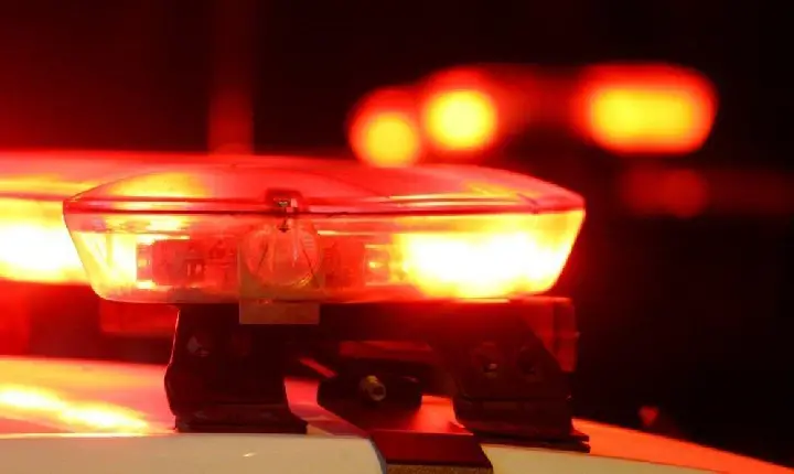 POLICIAIS MILITARES USAM GRANADAS DE LUZ E GÁS LACRIMOGÊNIO PARA ENCERRAR LUAL EM VAZANTE