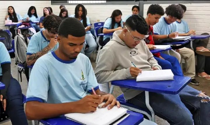 PROGRAMA PÉ-DE-MEIA REDUZ ABANDONO ESCOLAR EM 43% NO ENSINO MÉDIO