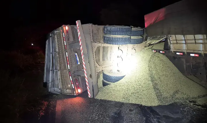 SEMIRREBOQUE DE BITREM TOMBA E INTERDITA A MG-188 SENTIDO COROMANDEL/PATROCÍNIO