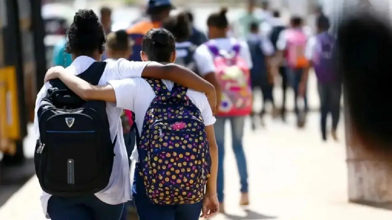 TAXA DE REPROVAÇÃO NO ENSINO MÉDIO DA REDE PÚBLICA CAIU 62% ENTRE 2022 E 2025