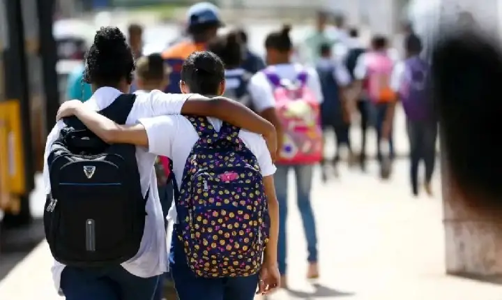 TAXA DE REPROVAÇÃO NO ENSINO MÉDIO DA REDE PÚBLICA CAIU 62% ENTRE 2022 E 2025