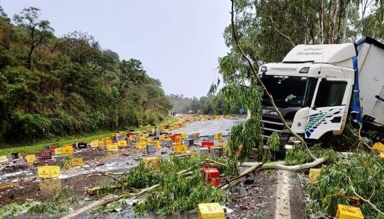 CARGA É SAQUEADA APÓS ACIDENTE COM CAMINHÃO DE CERVEJA EM PARACATU