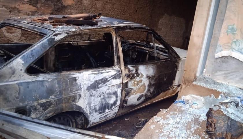 COROMANDEL: HOMEM MATA EX-COMPANHEIRA COM QUATORZE FACADAS E PÕE FOGO NA CASA DA VÍTIMA