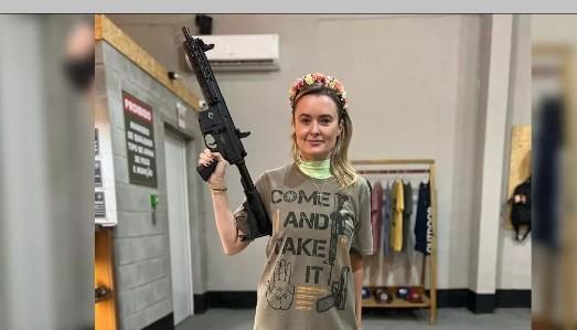 DEPUTADA BOLSONARISTA POSTA FOTO COM METRALHADORA E INCITA VIOLÊNCIA CONTRA LULA