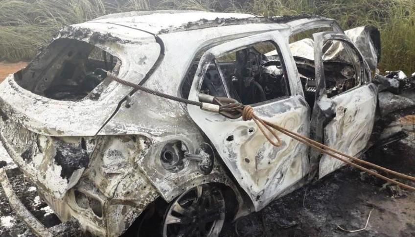 DUAS PESSOAS FICAM FERIDAS EM ACIDENTE ENTRE CARRO E CARRETA NA BR-365