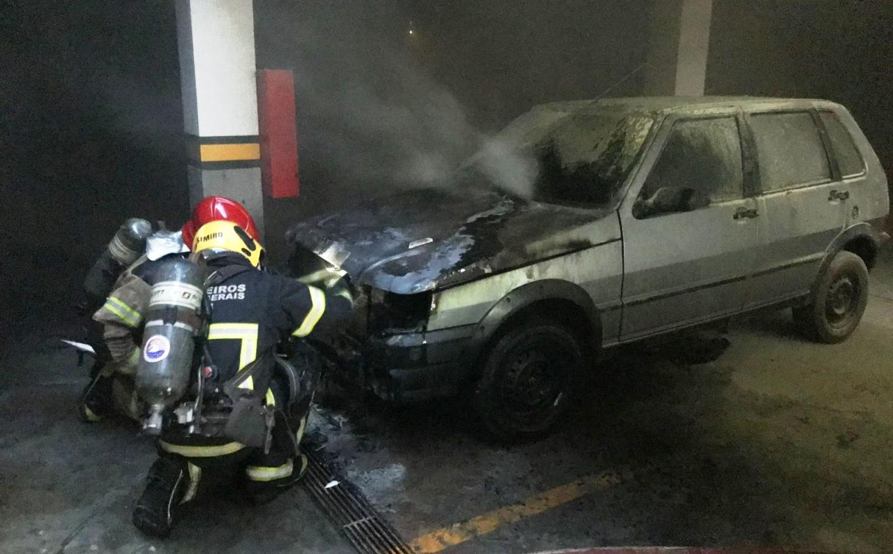 CARRO PEGA FOGO EM GARAGEM ONDE ESTAVAM OUTROS 22 VEÍCULOS EM PATOS DE MINAS