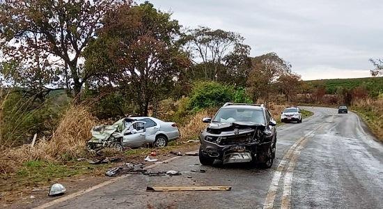 COLISÃO FRONTAL MATA CASAL E DEIXA UMA PESSOA FERIDA NA RODOVIA MG-230