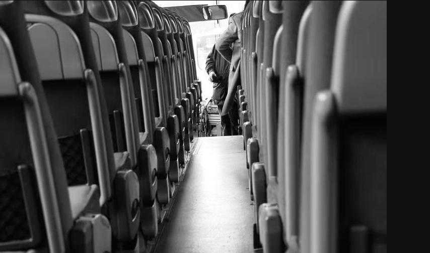 PASSAGEIROS SÃO OBRIGADOS A FICAR PELADOS DURANTE ASSALTO A ÔNIBUS NA BR-262