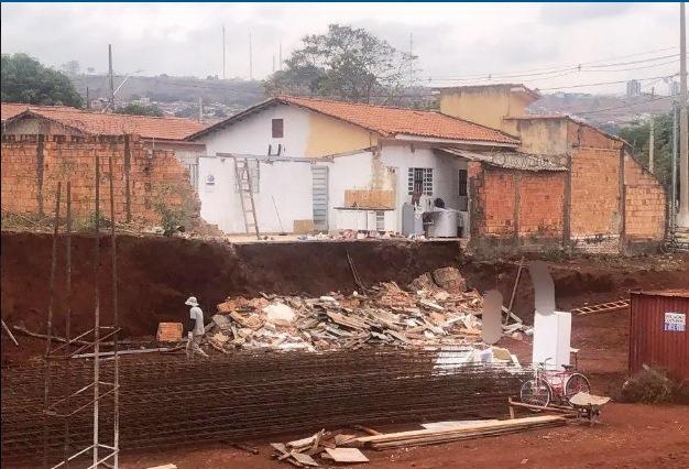 PATOS DE MINAS: PARTE DE RESIDÊNCIA DESABA DURANTE OBRA EM TERRENO VIZINHO