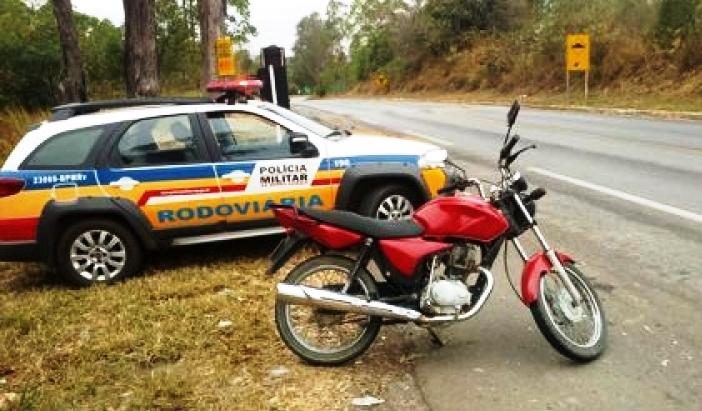 POLÍCIA RODOVIÁRIA PRENDE RAPAZ EMBRIAGADO PILOTANDO MOTO EM LAGAMAR