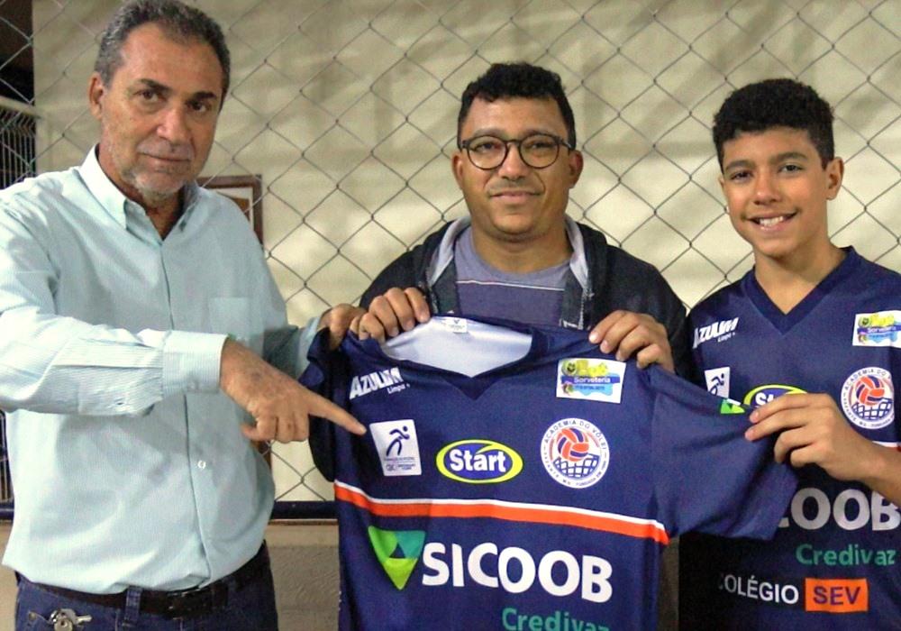 PRESIDENTE DO SICOOB CREDIVAZ INCENTIVA EQUIPE QUE REPRESENTARÁ VAZANTE NA SUPER LIGA C DE VÔLEI