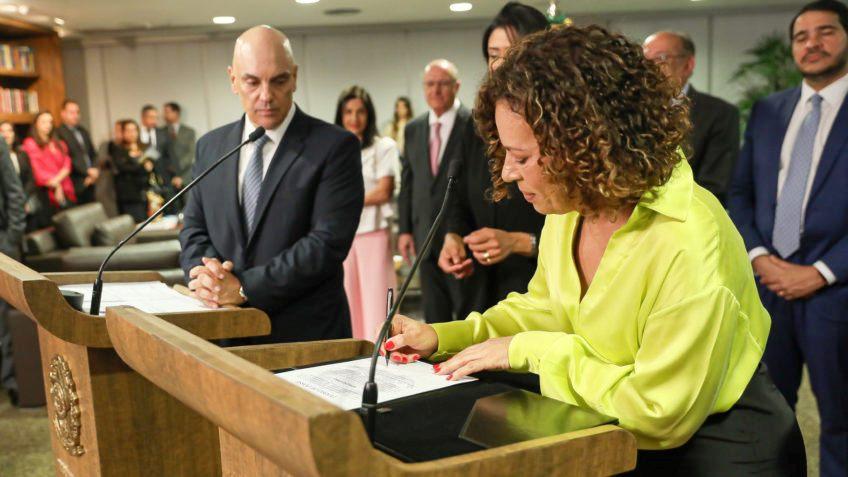 TRIBUNAL SUPERIOR ELEITORAL EMPOSSA A PRIMEIRA MINISTRA NEGRA NA HISTÓRIA