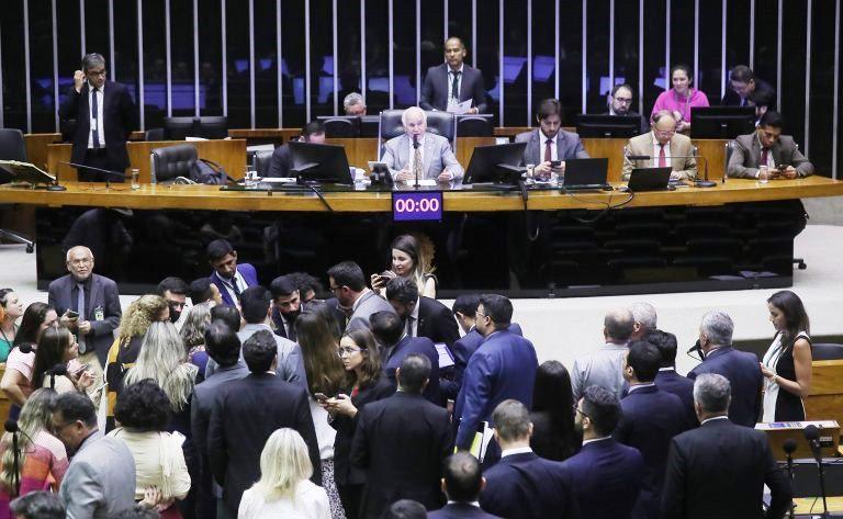 CÂMARA DOS DEPUTADOS APROVA URGÊNCIA PARA LIMITE DOS JUROS DO CARTÃO DE CRÉDITO