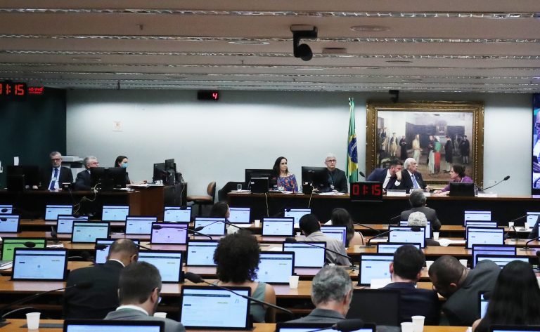 Comissão especial cancela votação do parecer sobre cota mínima dos partidos nas eleições