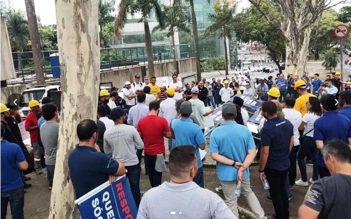 EMPRESÁRIOS DE ‘ENERGIA LIMPA’ PROTESTAM EM FRENTE A CEMIG EM BELO HORIZONTE