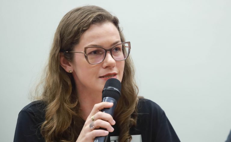 Empresas devem agir para prevenir transtornos mentais no ambiente de trabalho, dizem especialistas