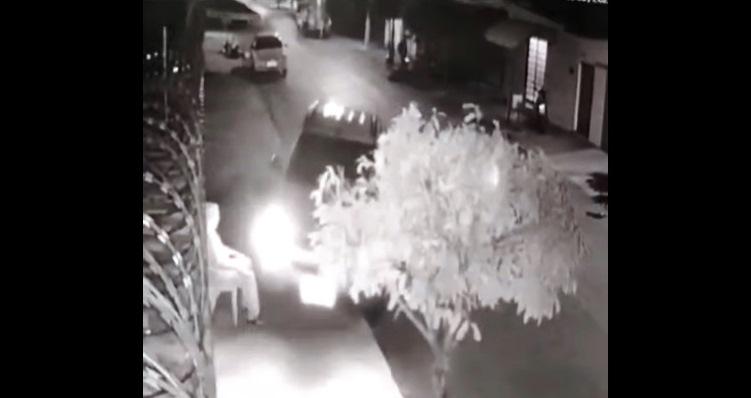 PATOS DE MINAS: MOTORISTA SOBE NO PASSEIO, PASSA CARRO EM CIMA DO PÉ DE IDOSO E BATE EM ÁRVORE