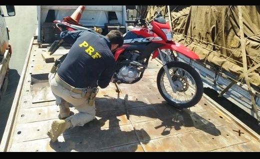 PRF APREENDE MOTO FURTADA SENDO TRANSPORTADA NA CARROCERIA DE UM CAMINHÃO NA BR-365