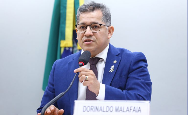 Projeto obriga plataformas digitais a remover fake news que cause dano à saúde em até 12 horas