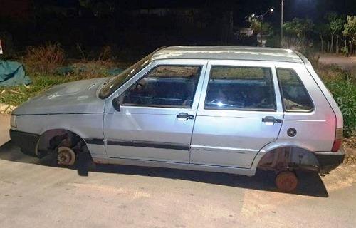 VEÍCULO FIAT/UNO TEM A BATERIA E AS QUATRO RODAS FURTADAS EM PATOS DE MINAS