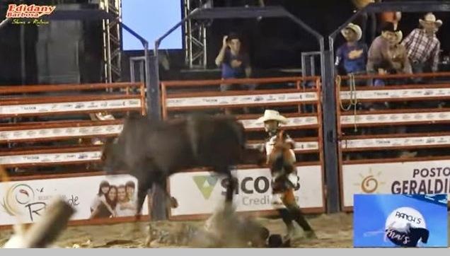 VÍDEO: PEÃO É PISOTEADO NO ROSTO POR TOURO DURANTE A FESTA DO FAZENDEIRO DE RIO PARANAÍBA